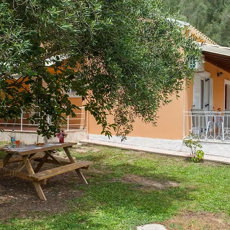 Family With Garden & Bbq Velonádes