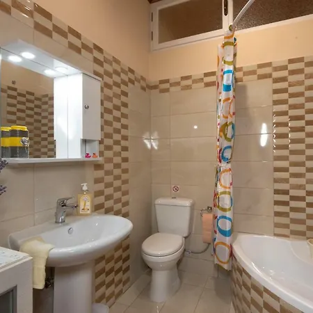 Family With Garden & Bbq * Velonádes