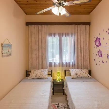 Family With Garden & Bbq בית נופש Velonádes