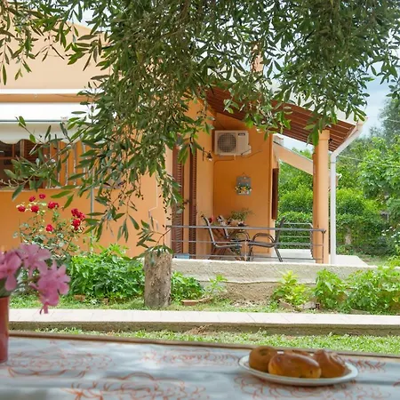 Family With Garden & Bbq * Velonádes