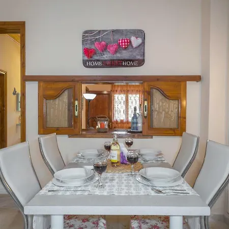 Family With Garden & Bbq *