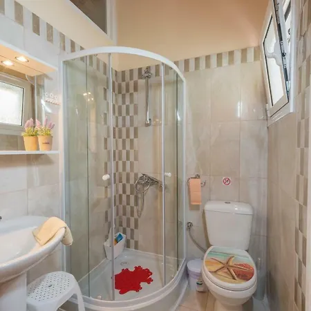 Family With Garden & Bbq Velonádes