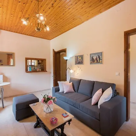 Family With Garden & Bbq * Velonádes