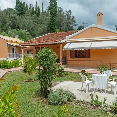 Family With Garden & Bbq *