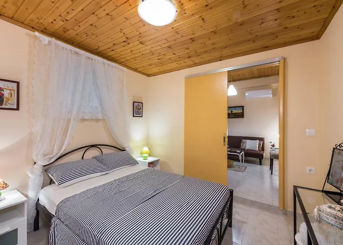Case de vacanță Family With Garden & Bbq Velonádes