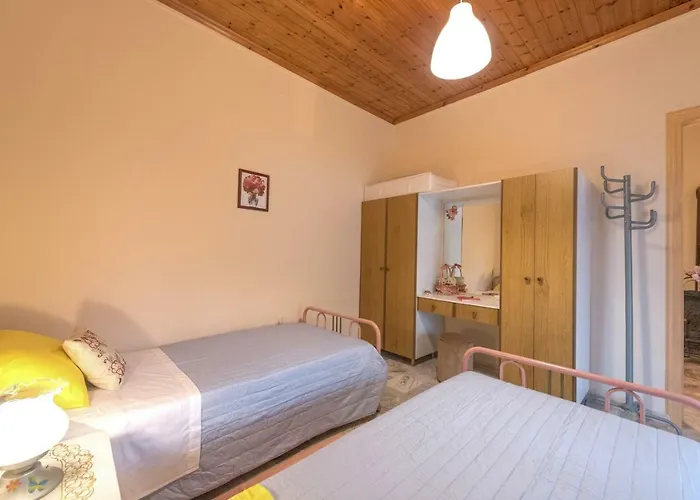 Case de vacanță Family With Garden & Bbq Velonádes