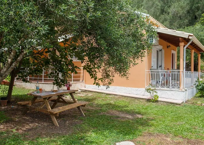 Family With Garden & Bbq Velonádes