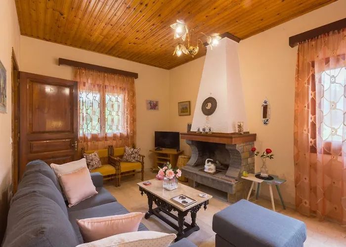 Case de vacanță Family With Garden & Bbq Velonádes