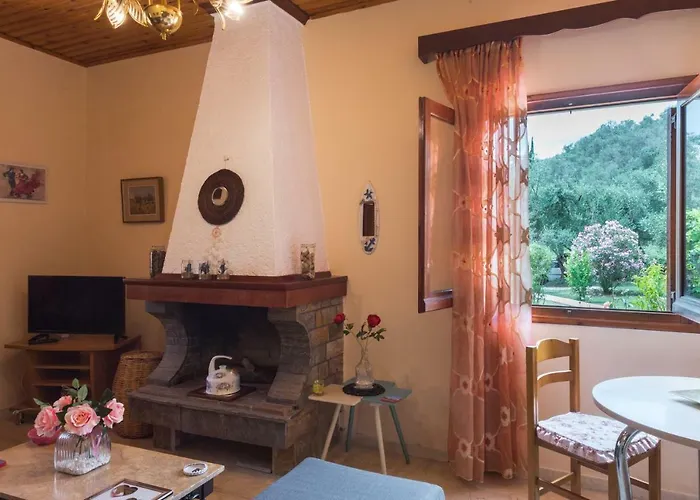 Case de vacanță Family With Garden & Bbq Velonádes
