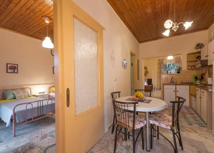 Case de vacanță Family With Garden & Bbq Velonádes