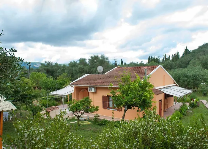 Family With Garden & Bbq Velonádes