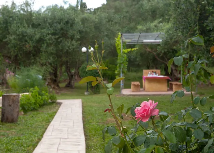 Family With Garden & Bbq Velonádes