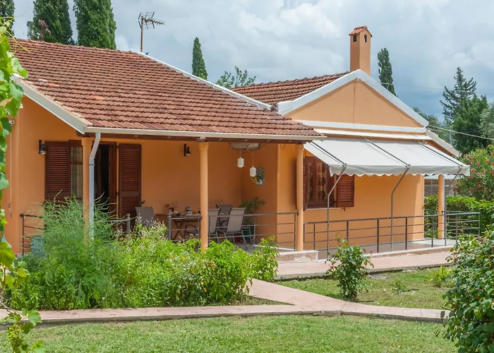 Case de vacanță Family With Garden & Bbq Velonádes