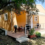 Family With Garden & Bbq Velonádes