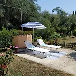 Family With Garden & Bbq Velonádes