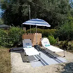 Family With Garden & Bbq Velonádes